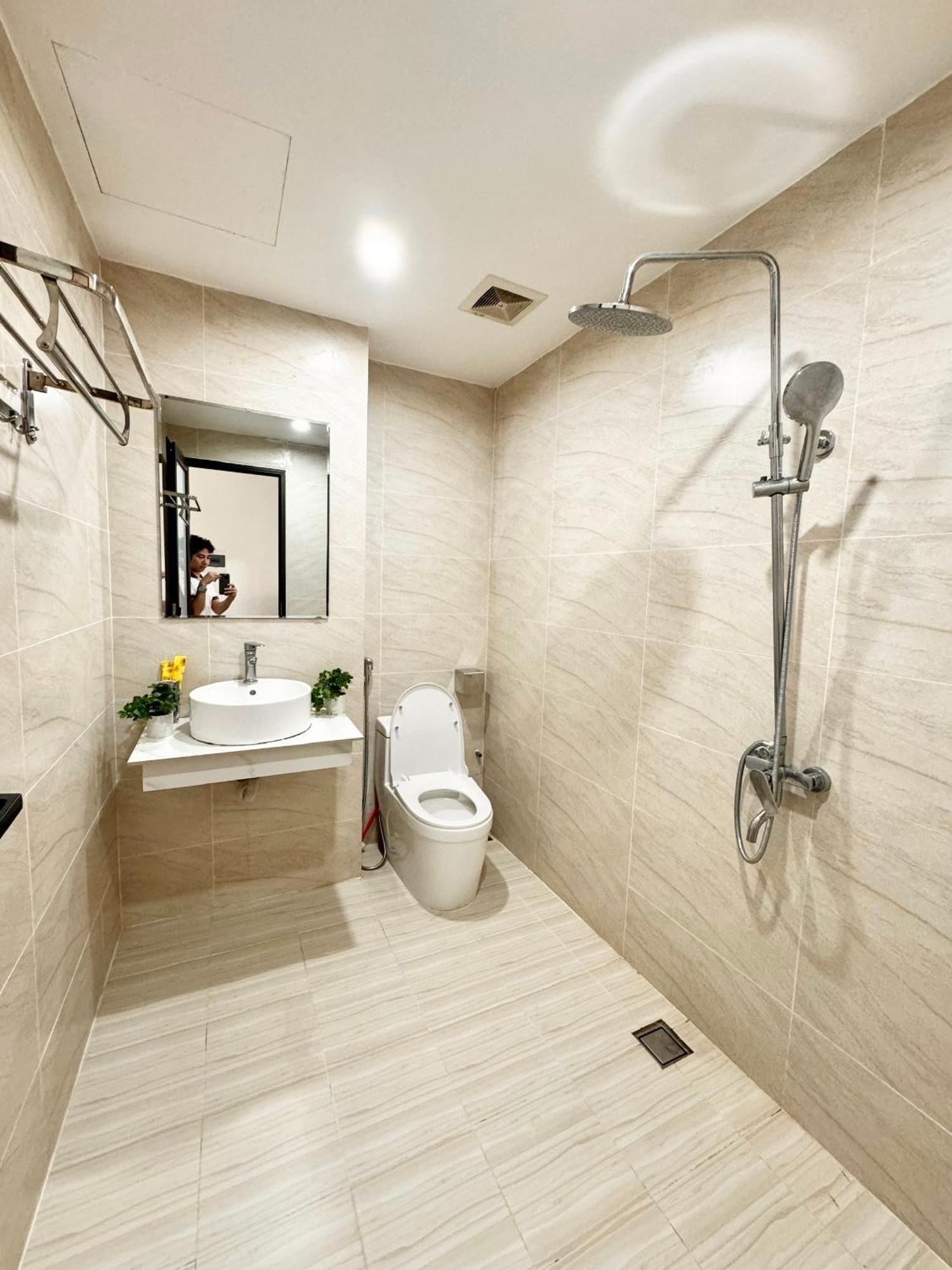 Modern & Comfy Apartment Ханой Екстериор снимка